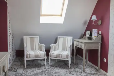 Coin salon dans l'établissement Logis Hôtels Château de La Barge