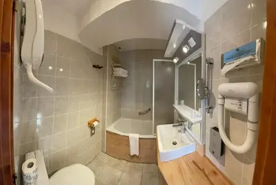 Salle de bains dans l'établissement Hotel de Bourgogne