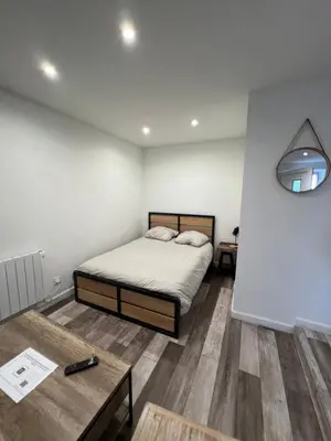 Un ou plusieurs lits dans un hébergement de l'établissement Superbe appartement avec parking gratuit sur place
