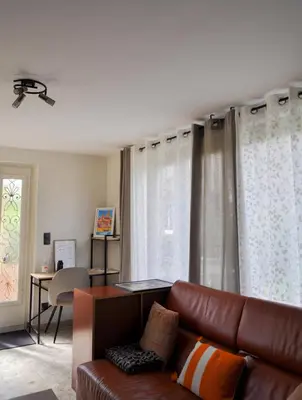 Coin salon dans l'établissement Maison avec accès indépendant, au centre-ville de Tournus
