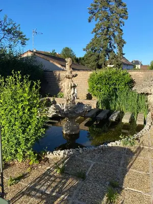 Jardin de l'établissement Maison avec accès indépendant, au centre-ville de Tournus