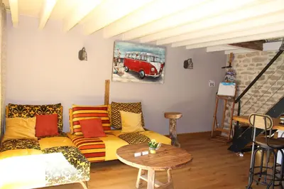 Coin salon dans l'établissement Petite Maison chaleureuse avec jacuzzi privatif