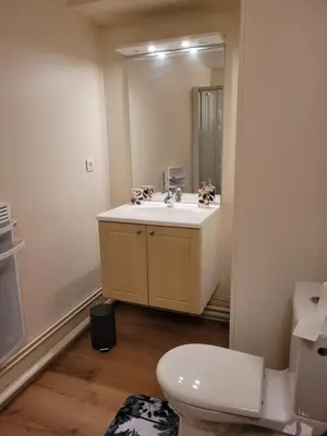 Salle de bains dans l'établissement Studio récent résidence Charles Quint