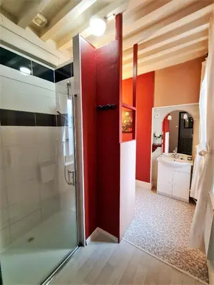Salle de bains dans l'établissement Ambiance Morvan