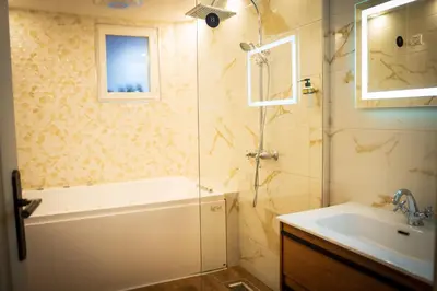Salle de bains dans l'établissement Le 8 Suite Spa Privative Sauna et Jacuzzi parking gratuit