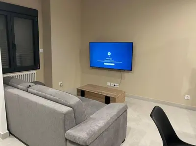 Télévision ou salle de divertissement dans l'établissement Belle appartement avec parking gratuit