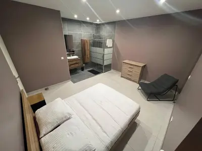 Un ou plusieurs lits dans un hébergement de l'établissement Belle appartement avec parking gratuit