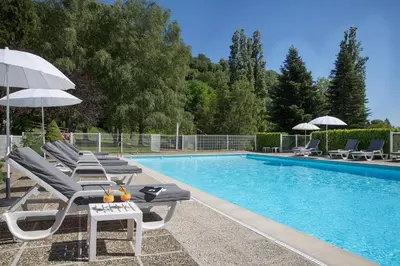 Piscine de l'établissement Les Lodges du Revermont ou située à proximité