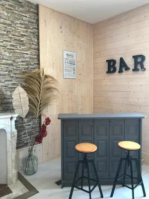 Salon ou bar de l'établissement L'Oréline au cœur de la région des Lacs du Jura