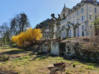 Jardin de l'établissement Ptit Montciel sur les hauteurs de Lons