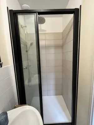 Salle de bains dans l'établissement Maison au coeur du Morvan