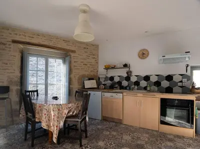 Cuisine ou kitchenette dans l'établissement Au Pont Vert