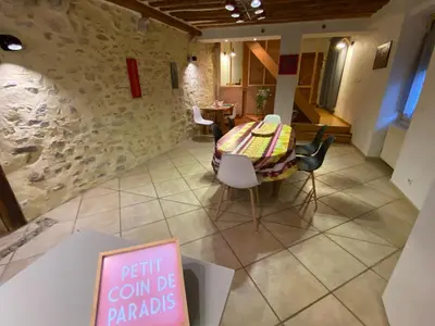 Coin salon dans l'établissement Gîte de la tour de Paradis
