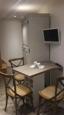 Télévision ou salle de divertissement dans l'établissement Beau studio au calme proche de la cathédrale