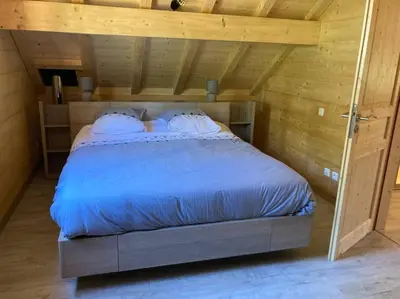Un ou plusieurs lits dans un hébergement de l'établissement Forest Jura Lodge - Chalet des sapins