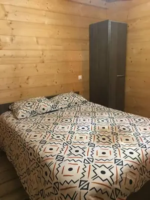 Un ou plusieurs lits dans un hébergement de l'établissement Forest Jura Lodge - Chalet des sapins