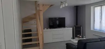 Télévision ou salle de divertissement dans l'établissement la bonne tuile