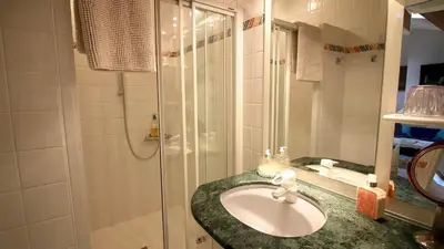 Salle de bains dans l'établissement Les Colombages