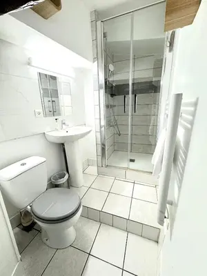 Salle de bains dans l'établissement Cosy Tournusien