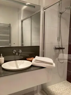 Salle de bains dans l'établissement Chambre Is