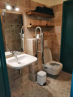 Salle de bains dans l'établissement Le Nid d'Écureuil