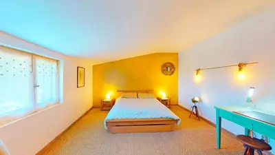 Un ou plusieurs lits dans un hébergement de l'établissement Calme et chaleureux gîte de campagne.