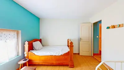 Un ou plusieurs lits dans un hébergement de l'établissement Calme et chaleureux gîte de campagne.
