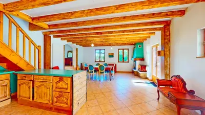 Coin salon dans l'établissement Calme et chaleureux gîte de campagne.