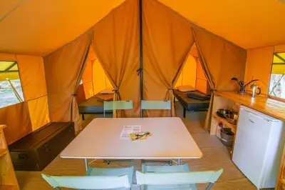 Cuisine ou kitchenette dans l'établissement Camping Onlycamp Les Premières Vignes