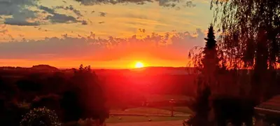 Lever ou coucher de soleil vu de la maison de vacances ou à proximité