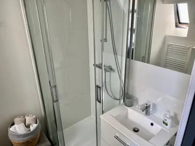 Salle de bains dans l'établissement Le P'tit Charmant : centre historique de Dijon