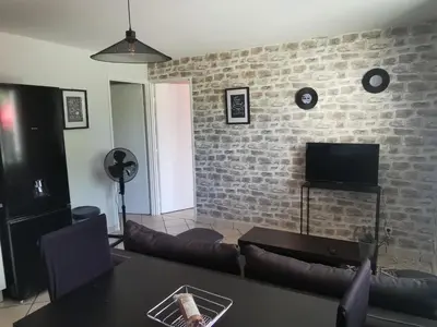 Télévision ou salle de divertissement dans l'établissement Appt proche des vignes