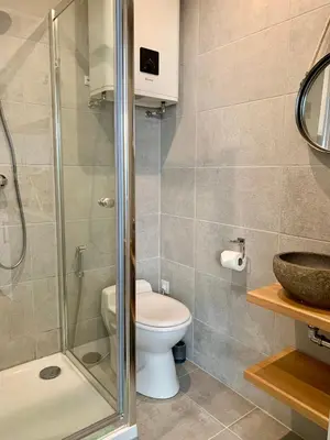 Salle de bains dans l'établissement Natural Suite en centre ville avec SPA et jardin