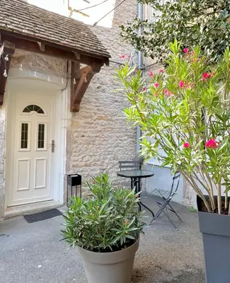 Jardin de l'établissement Charmant studio au coeur du centre ville