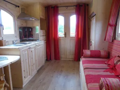 Cuisine ou kitchenette dans l'établissement La Roulotte de Bourgogne