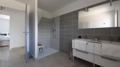 Salle de bains dans l'établissement L'Epicurienne