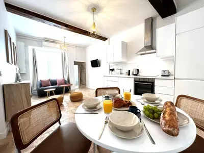 Cuisine ou kitchenette dans l'établissement La Duchesse - Grand Appartement - Avec Climatisation