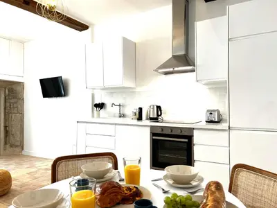 Cuisine ou kitchenette dans l'établissement La Duchesse - Grand Appartement - Avec Climatisation