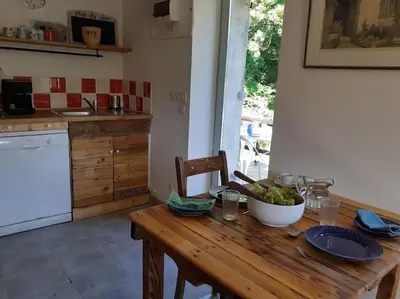 Cuisine ou kitchenette dans l'établissement Le Studio du Crot Noir