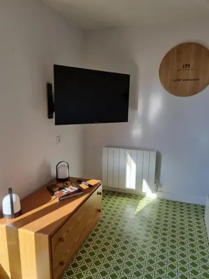 Télévision ou salle de divertissement dans l'établissement La Fruitière