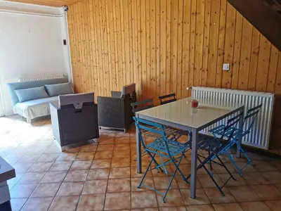 Coin salon dans l'établissement Studio Duplex avec jardin - La voie des Salines