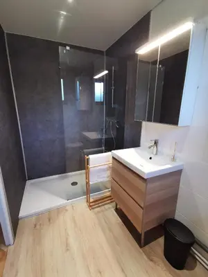 Salle de bains dans l'établissement Studio Duplex avec jardin - La voie des Salines