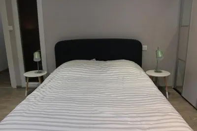 Un ou plusieurs lits dans un hébergement de l'établissement joli 2 pièces avec cour privée
