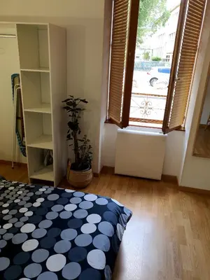 Un ou plusieurs lits dans un hébergement de l'établissement Appartement cosy entier, parking gratuit dans la rue