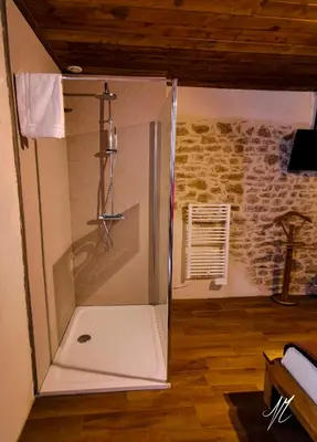 Salle de bains dans l'établissement LA GRANGE DES FRANGINES