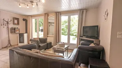 Télévision ou salle de divertissement dans l'établissement La Cour du Moulin