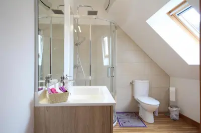 Salle de bains dans l'établissement Au coeur du Chat Perché