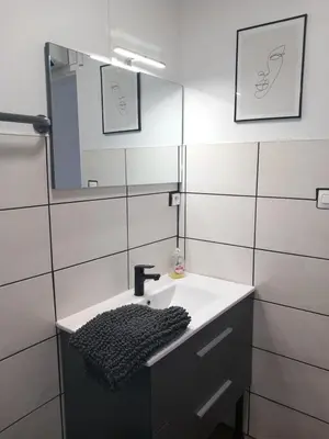 Salle de bains dans l'établissement Studio bleu tout équipé avec wifi