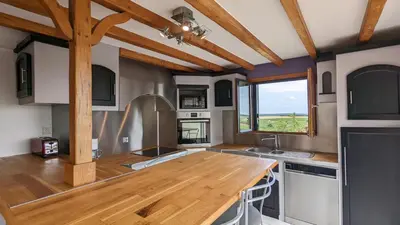 Cuisine ou kitchenette dans l'établissement Le panorama des Hautes-Côtes