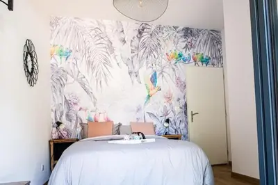 Un ou plusieurs lits dans un hébergement de l'établissement Chambre tropicale privée au coeur d'un village calme et proche du vignoble